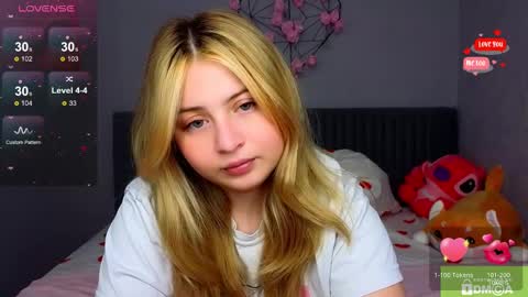 Snapshot of shy_blondiee chatting on December 10, 11:40 pm Molly online show from December 10, 11:40 pm