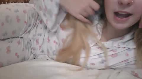 Elyse online show from November 23, 9:02 pm