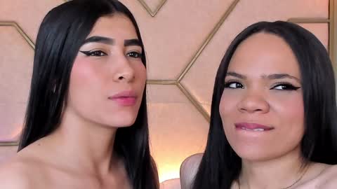 Snapshot of siara_lewis_ chatting on December 12, 12:38 am Siara and Zoe tattoo online show from December 12, 12:38 am