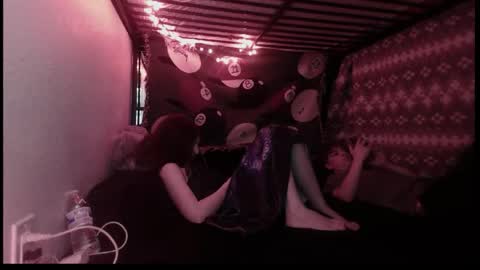 sillysexysidekicks online show from November 29, 5:04 am