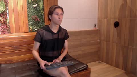 Snapshot of simon_durand chatting on February 14, 4:04 am simon_durand online show from February 14, 4:04 am
