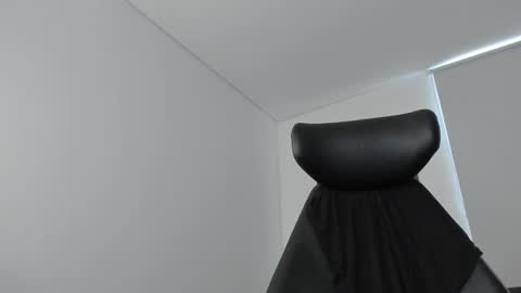 simon_leon01 online show from September 23, 11:48 am