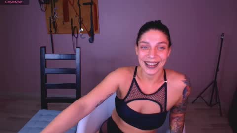 Snapshot of simona_moonshine chatting on October 15, 7:15 pm simona_moonshine online show from October 15, 7:15 pm