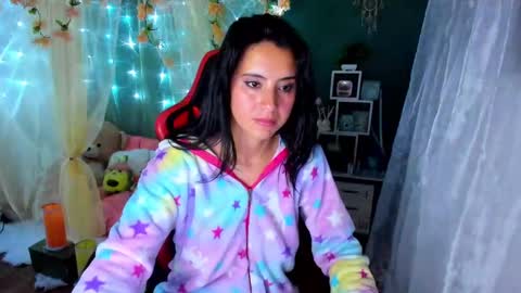 Snapshot of simone_simpson chatting on January 4, 9:00 am Simon Simpson Modelo Independiente online show from January 4, 9:00 am