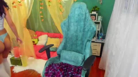 Snapshot of simone_simpson chatting on February 20, 4:28 am Simon Simpson Modelo Independiente online show from February 20, 4:28 am