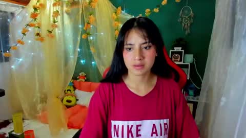 Snapshot of simone_simpson chatting on December 20, 6:40 am Simon Simpson Modelo Independiente online show from December 20, 6:40 am