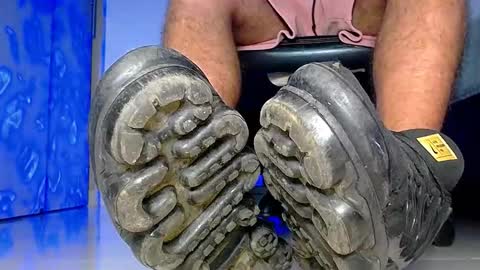 Snapshot of sir_kev66 chatting on October 18, 12:59 am only foot worshipers here online show from October 18, 12:59 am