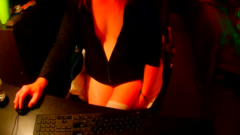 Snapshot of sissyred2314 chatting on October 10, 2:39 am red online show from October 10, 2:39 am