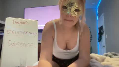 Snapshot of skiimaskabby chatting on December 2, 2:57 am skiimaskabby online show from December 2, 2:57 am