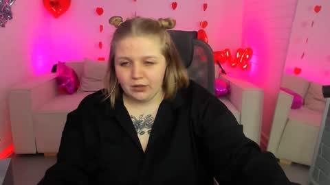 Snapshot of sladadeew chatting on March 7, 3:28 pm Slada Deew online show from March 7, 3:28 pm