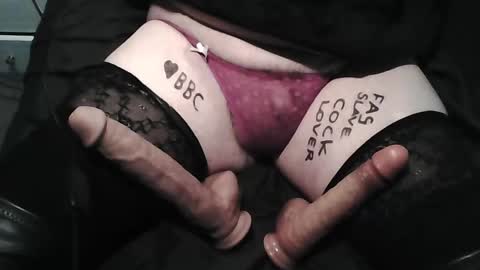 Snapshot of slaveass69 chatting on December 6, 11:28 am men use me live online show from December 6, 11:28 am