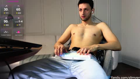 Snapshot of slimvers chatting on January 4, 2:46 am Art online show from January 4, 2:46 am
