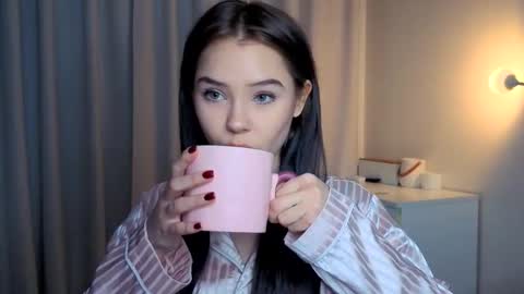 Lily online show from December 17, 1:29 pm