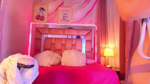Small Hot19 online show from May 22, 10:33 am
