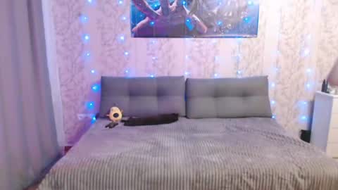 SnowWhate 00 online show from May 18, 6:47 pm