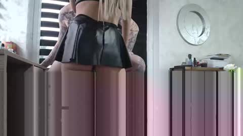 so fkn hot online show from February 8, 10:50 am