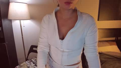 Snapshot of softt_kitty chatting on October 9, 7:19 pm Emily online show from October 9, 7:19 pm