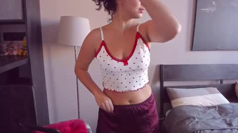 Snapshot of softt_kitty chatting on October 17, 9:57 am Emily online show from October 17, 9:57 am