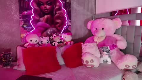 instagram    evalunavelez1. online show from September 13, 5:48 pm