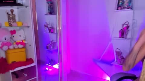 instagram    evalunavelez1. online show from February 21, 6:55 pm