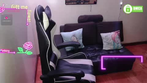 sophiaa_vega_ online show from February 9, 10:30 am