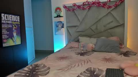 Sophie online show from December 5, 2:33 am