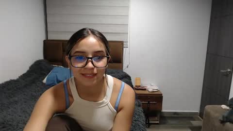 sophie_fox2 online show from May 21, 11:55 pm