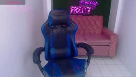 Snapshot of sophie_t_ chatting on February 15, 5:17 pm Sofia online show from February 15, 5:17 pm