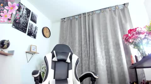 sophiebaker__ online show from November 14, 5:09 am