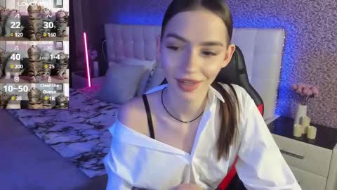 Snapshot of sophiecherrie chatting on February 9, 10:20 am Sophie online show from February 9, 10:20 am