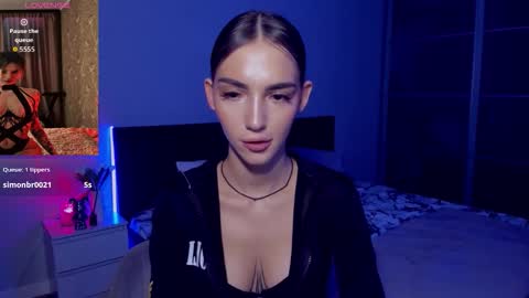 Snapshot of sophiecherrie chatting on October 4, 5:00 pm Sophie online show from October 4, 5:00 pm