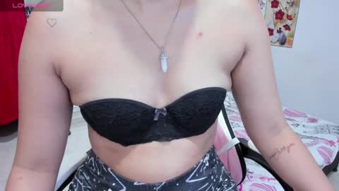 Snapshot of sophieewoods chatting on December 5, 7:00 pm Sophie Woods  online show from December 5, 7:00 pm