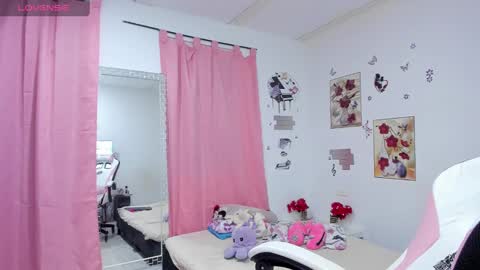 Snapshot of sophieewoods chatting on December 14, 8:51 pm Sophie Woods  online show from December 14, 8:51 pm