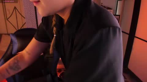 sophiewatson_ online show from July 1, 2:04 pm
