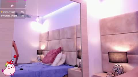 Snapshot of sopphiaa_payton chatting on February 17, 9:43 pm Sophie online show from February 17, 9:43 pm