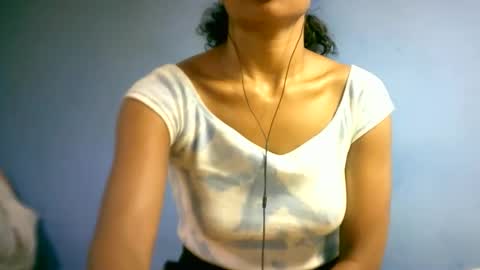 sourayaa online show from April 18, 7:58 pm