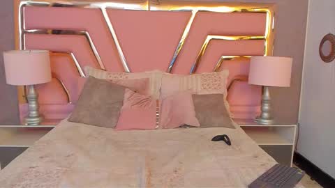 staarlightt online show from February 7, 2:14 am