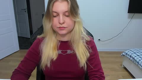Snapshot of stacy_miraclee chatting on December 1, 6:54 pm Stacy online show from December 1, 6:54 pm