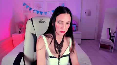 Snapshot of steaflers_mom chatting on October 5, 8:12 am Avanessa May Follow mommy online show from October 5, 8:12 am