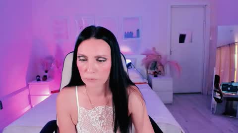 Snapshot of steaflers_mom chatting on October 19, 7:02 am Avanessa May Follow mommy online show from October 19, 7:02 am