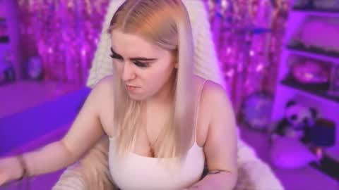 stef_nicks online show from February 13, 9:12 am