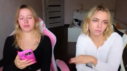 Snapshot of stefany_and_bettany chatting on October 16, 11:32 am Stefany and Bettany online show from October 16, 11:32 am