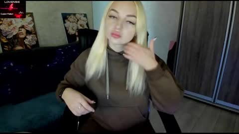 Snapshot of stella__cox chatting on October 15, 8:15 am Stella Cox online show from October 15, 8:15 am