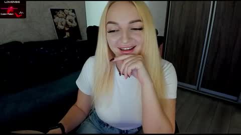 Snapshot of stella__cox chatting on September 22, 9:13 am Stella Cox online show from September 22, 9:13 am
