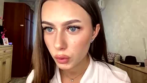 Stephani online show from June 9, 4:06 pm