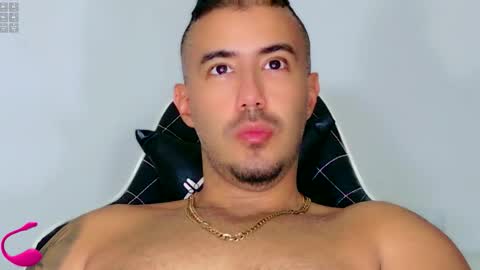steven_med27 online show from February 12, 9:18 pm