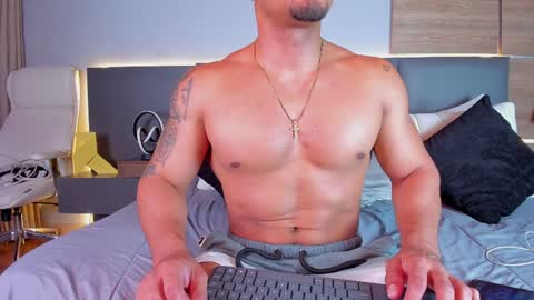 Snapshot of stone_lee_ chatting on January 28, 6:38 am Stone Lee online show from January 28, 6:38 am