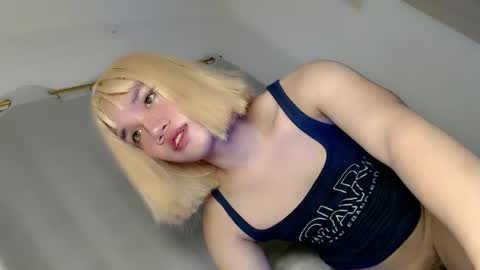 Snapshot of streetlustgirl chatting on December 3, 3:37 am lexie online show from December 3, 3:37 am