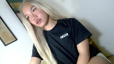 Snapshot of streetlustgirl chatting on February 21, 1:22 am lexie online show from February 21, 1:22 am