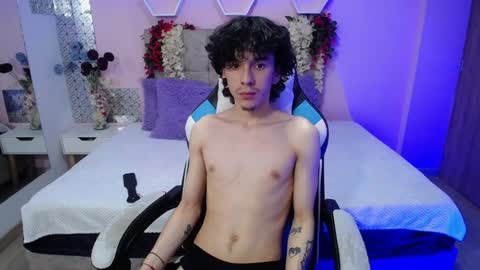 Nikolas And Sophia online show from December 3, 6:33 pm